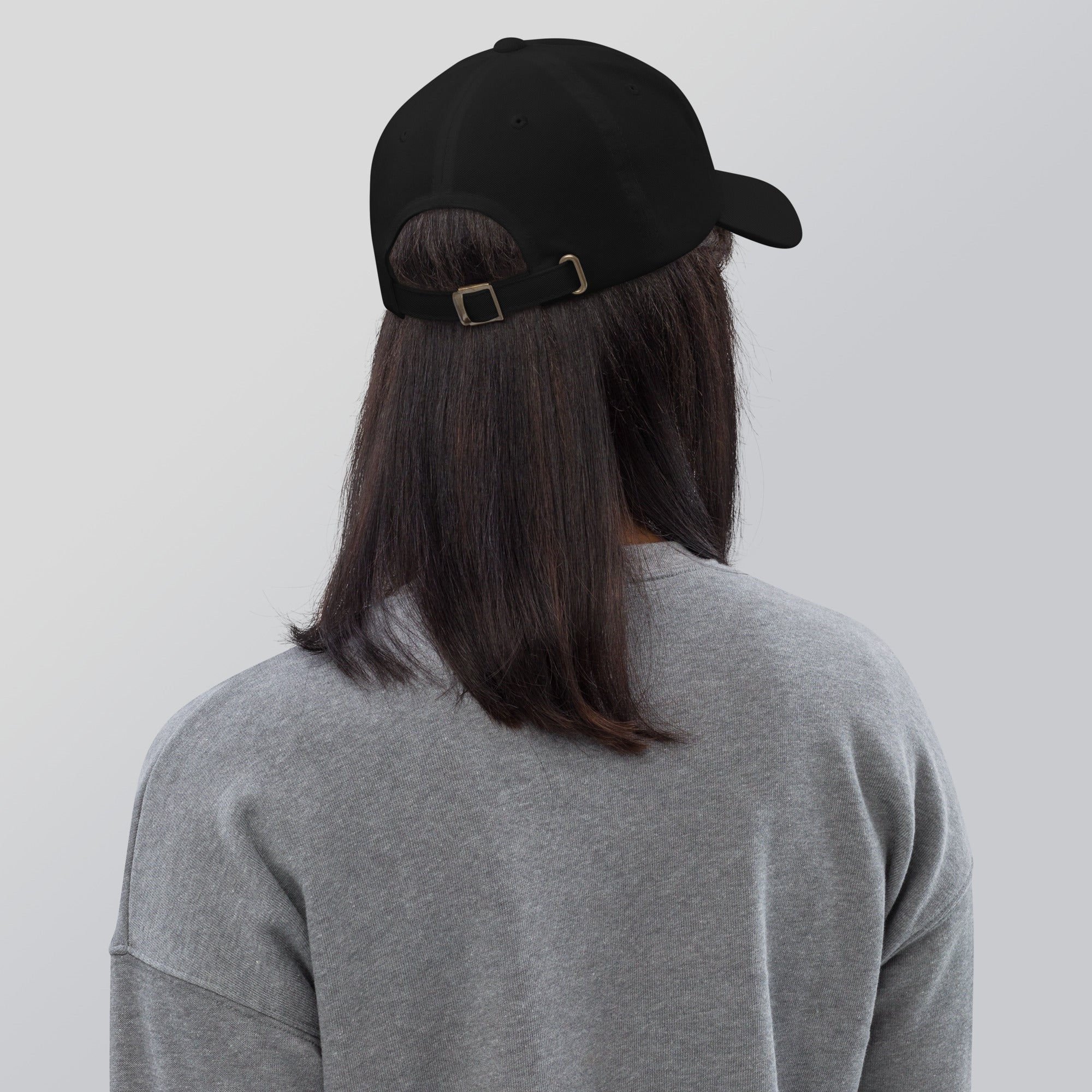 Cap with a curved brim and a white logo