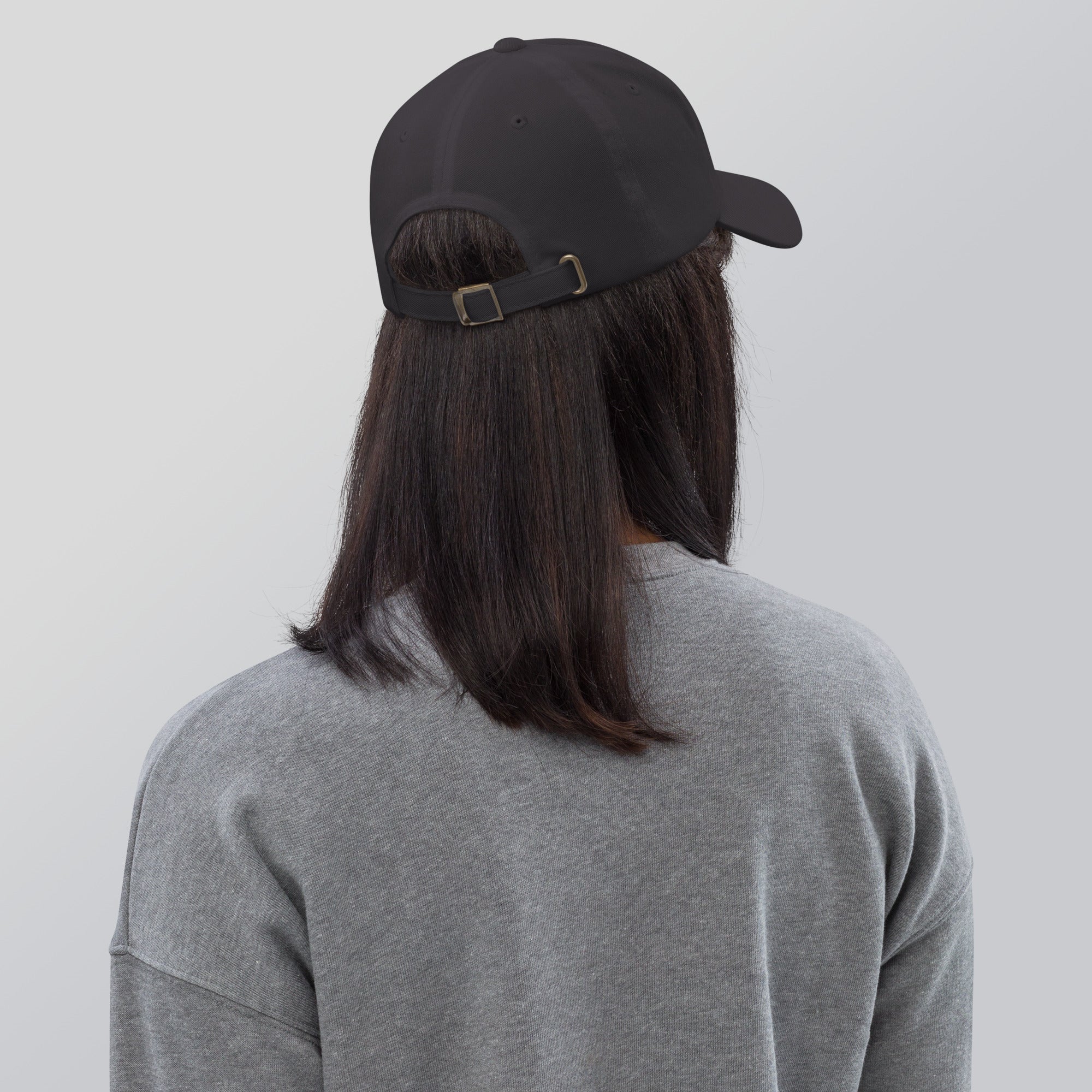 Cap with a curved brim and a white logo