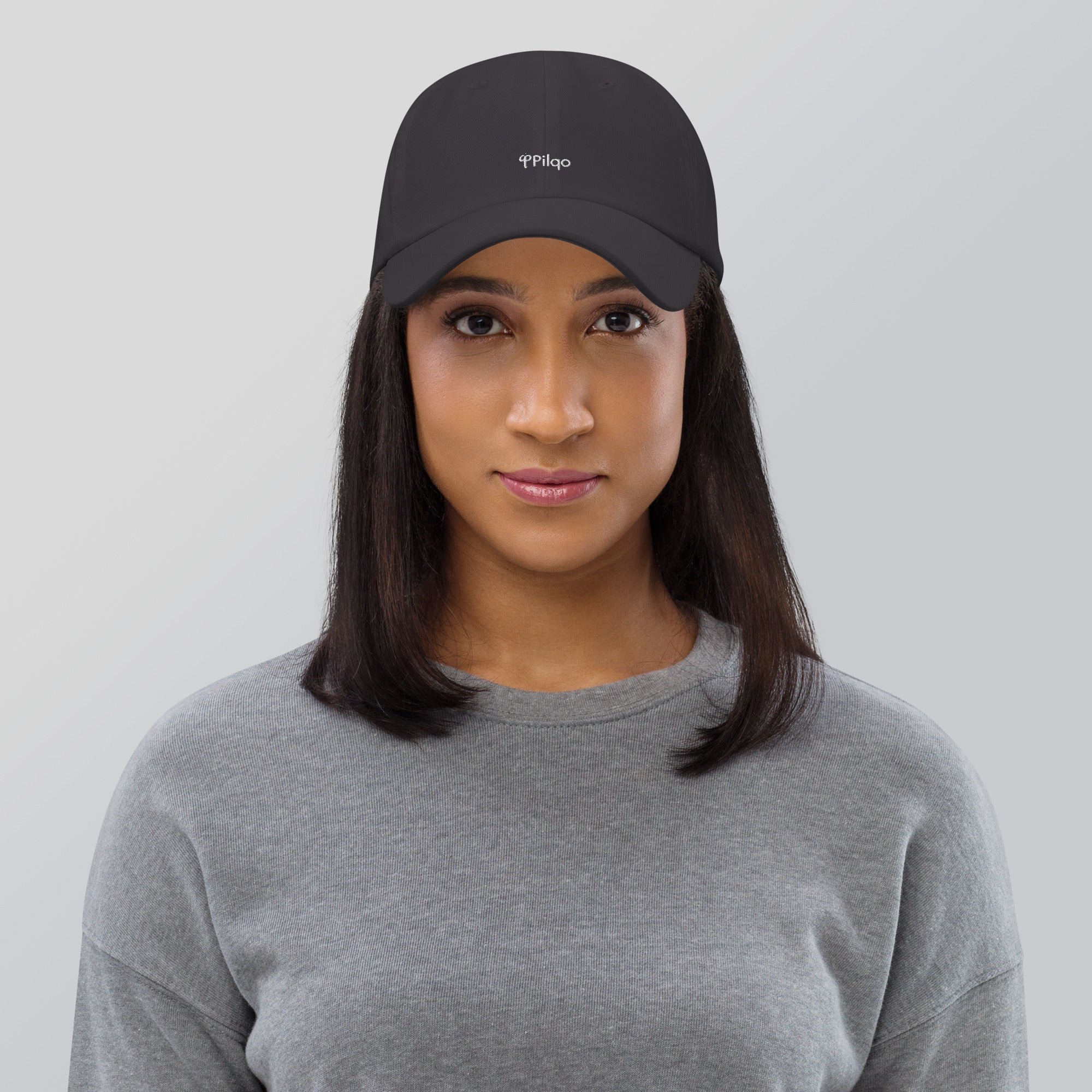 Cap with a curved brim and a white logo