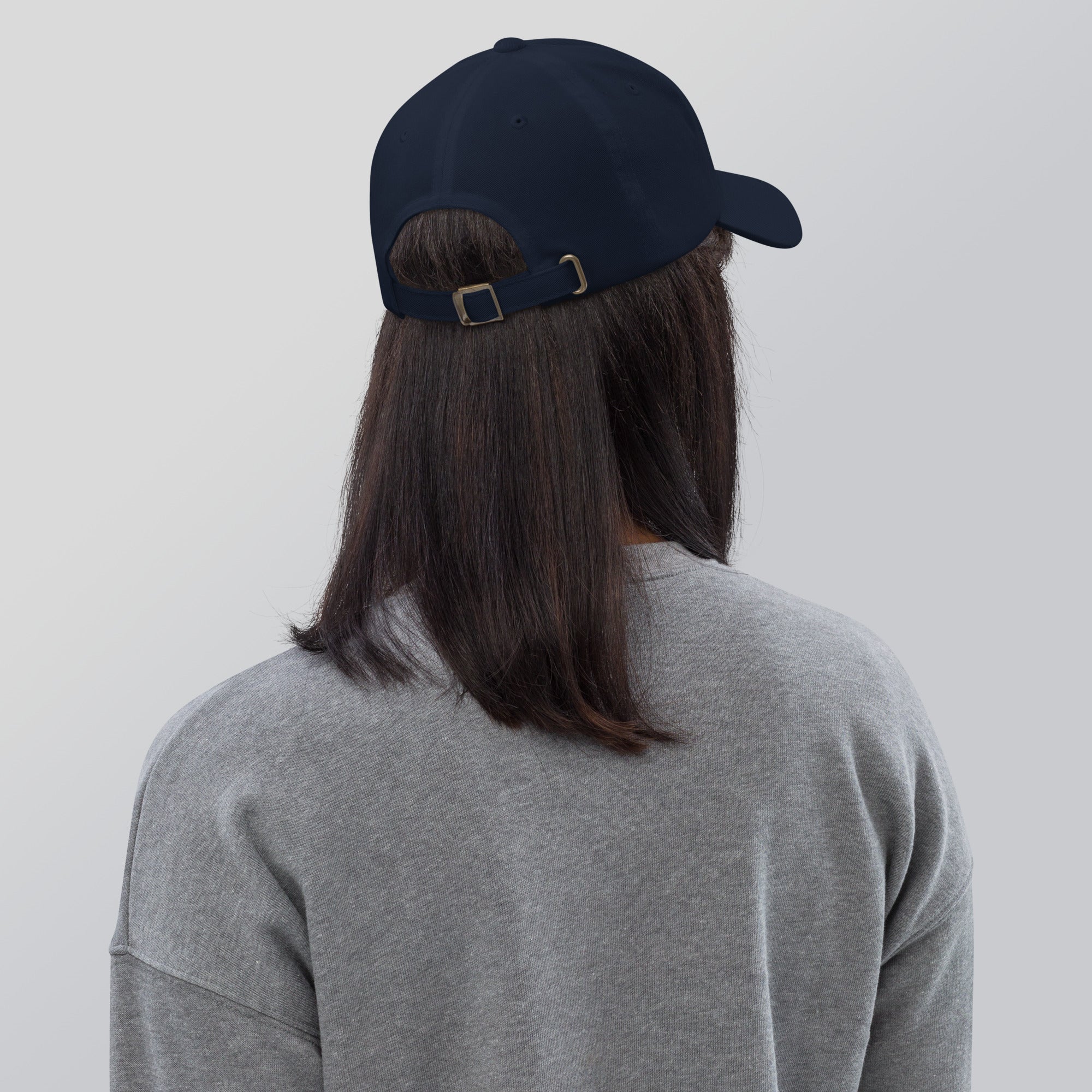 Cap with a curved brim and a white logo