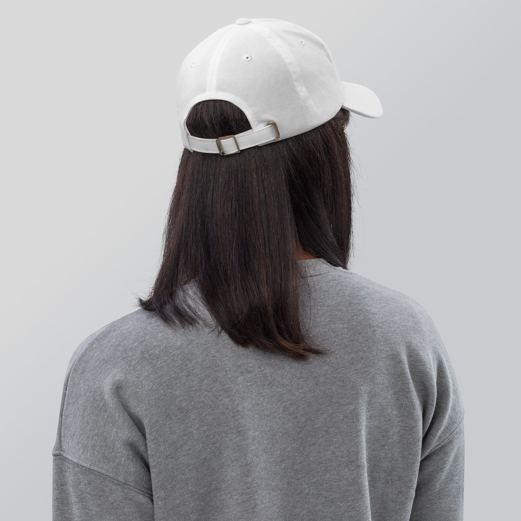 Cap with a curved brim and a white logo