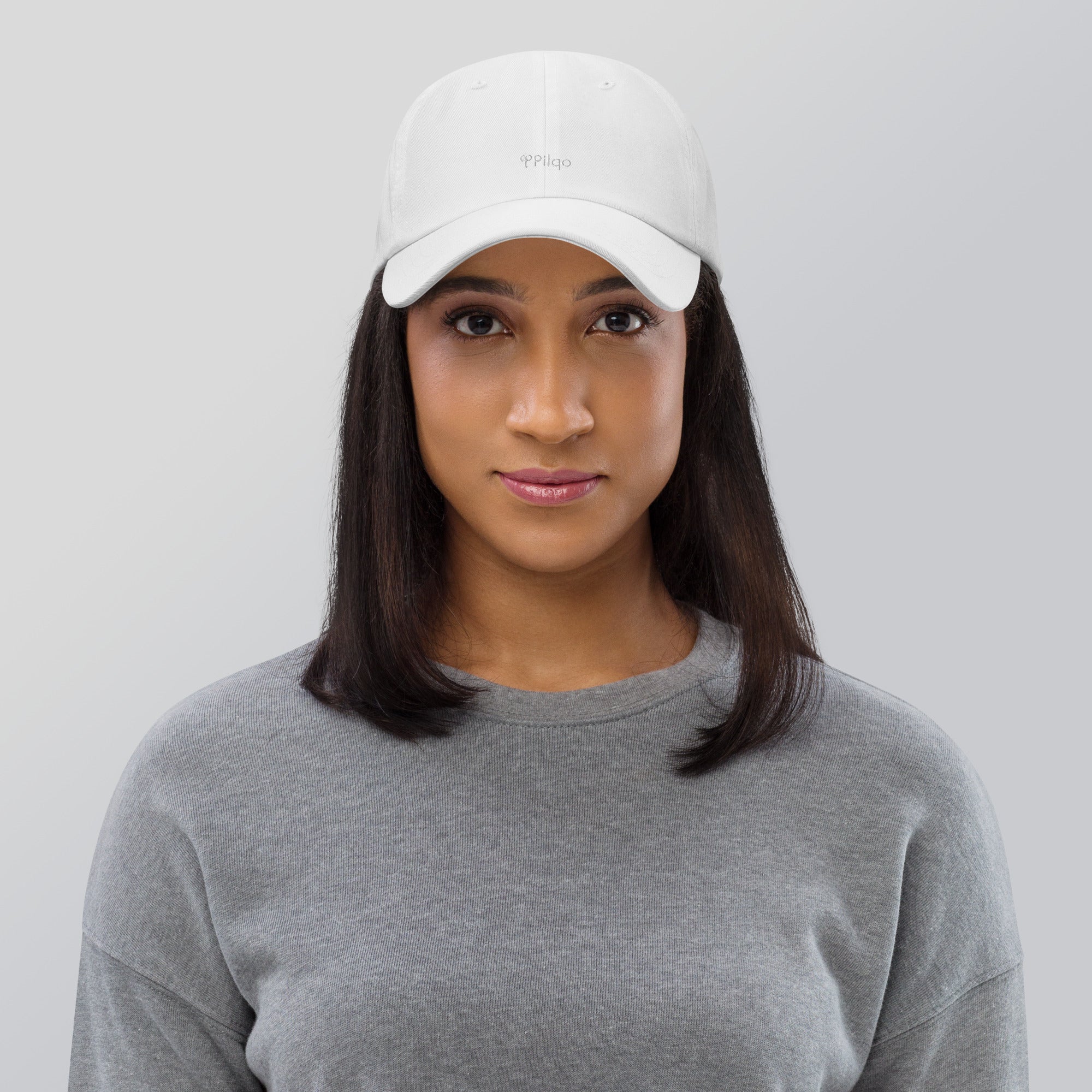 Cap with a curved brim and a white logo