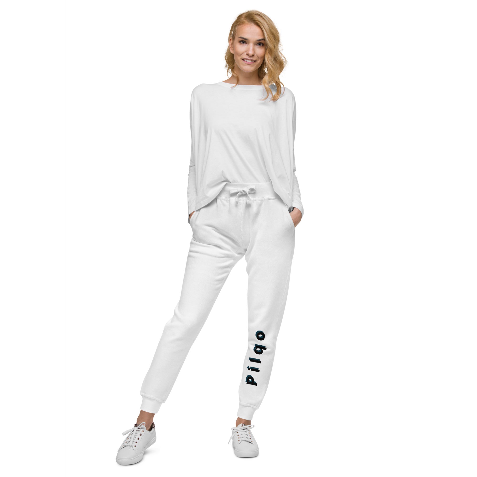 Fleece sweatpants with Pilqo text