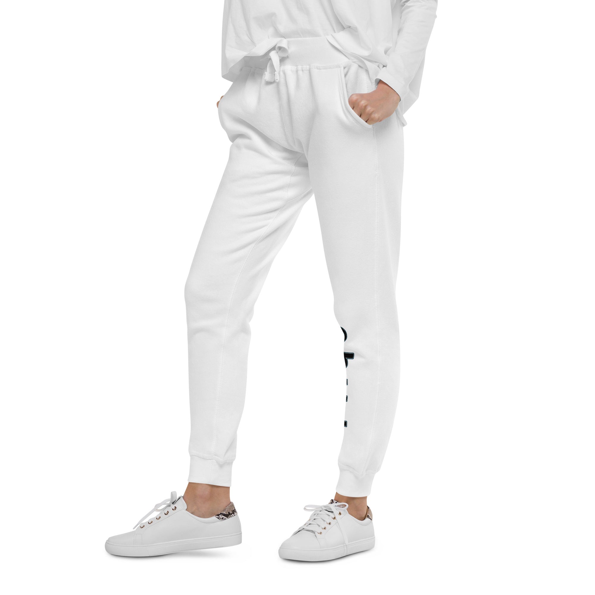 Fleece sweatpants with Pilqo text