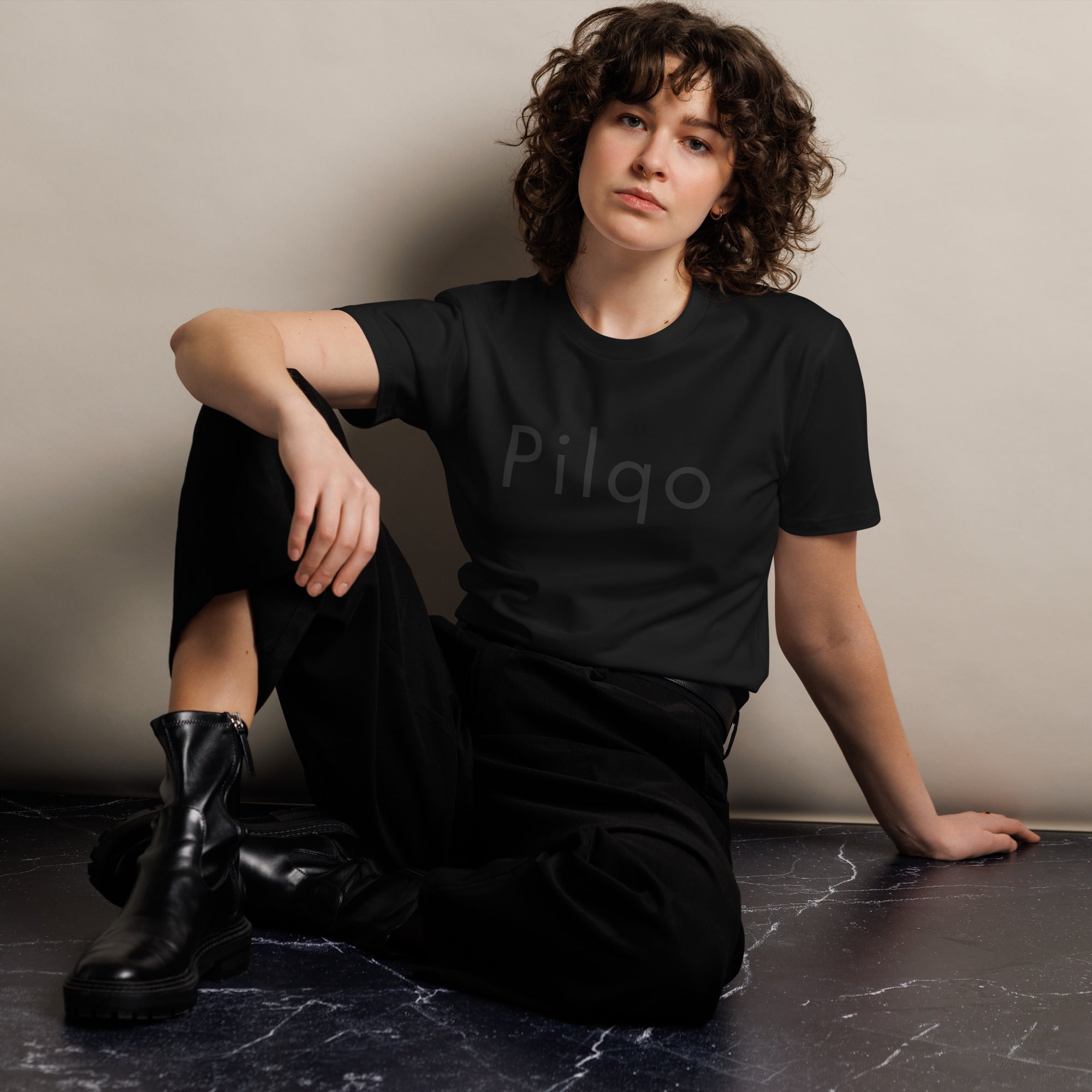 Unisex T-Shirt with text Pilqo